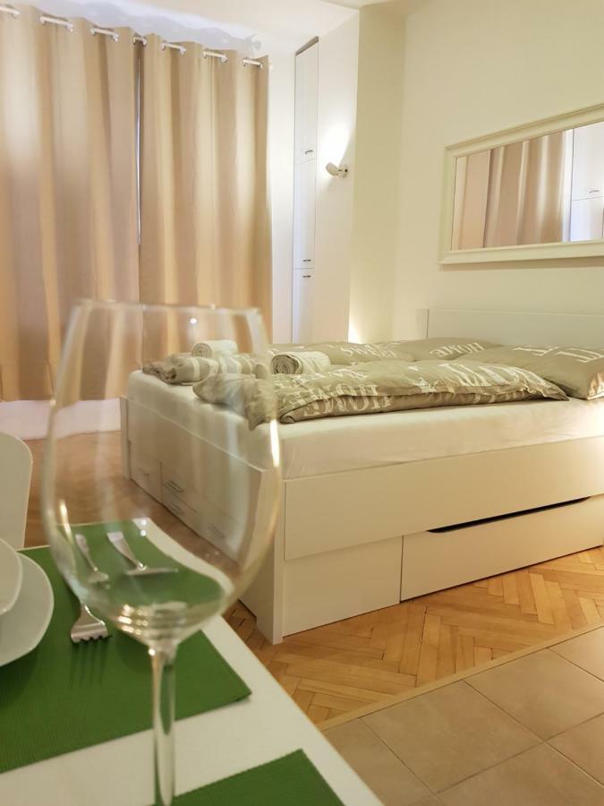 Cozy Studio With Parking Near City Center Прага Экстерьер фото