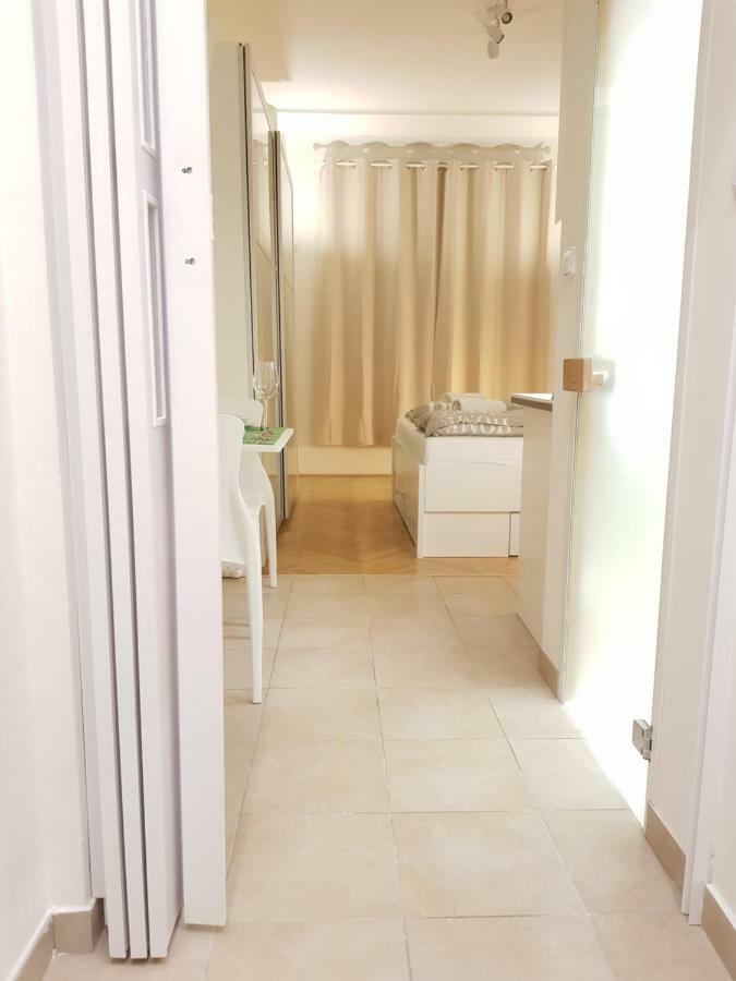Cozy Studio With Parking Near City Center Прага Экстерьер фото