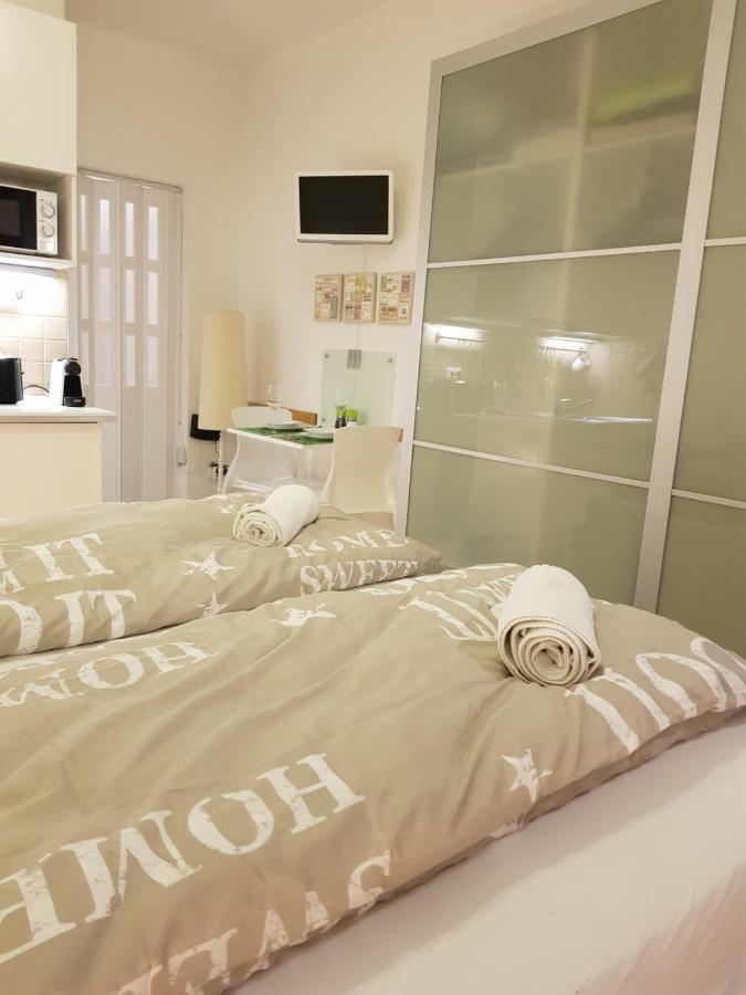 Cozy Studio With Parking Near City Center Прага Экстерьер фото