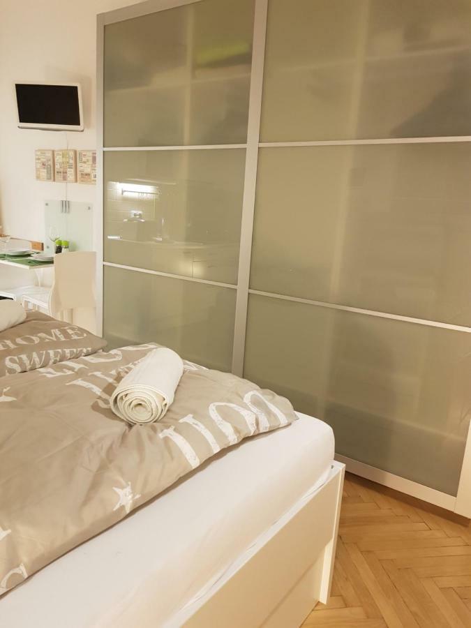 Cozy Studio With Parking Near City Center Прага Экстерьер фото